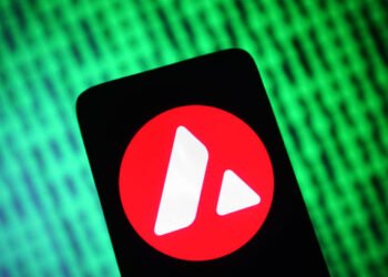 Avalanche Slides Off The Edge – What Comes After The 4H Trendline Snap?