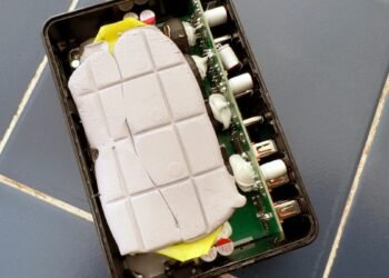 I pried open a cheap 600W charger to test its build, and found ‘goo’ inside I pried open a cheap 600W charger to test its build, and found ‘goo’ inside