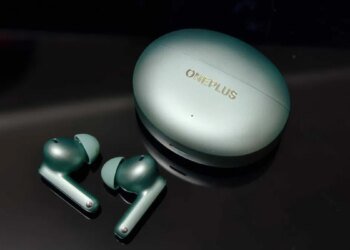 Shopping for gifts? These flagship OnePlus earbuds sound great and are 40% off now