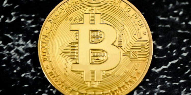 Bitcoin Could Be Setting Up A Comeback Vs. Gold, Analyst Suggests Bitcoin Could Be Setting Up A Comeback Vs. Gold, Analyst Suggests