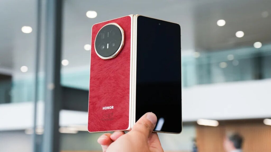I tried Honor’s ultra-thin foldable phone at MWC 2026, and it’s almost too powerful