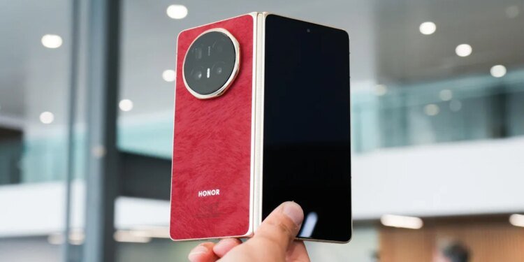 I tried Honor’s ultra-thin foldable phone at MWC 2026, and it’s almost too powerful