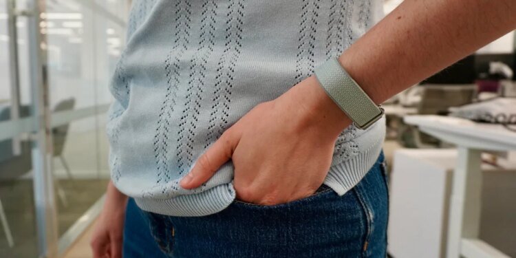 I wore Google’s Fitbit Air to track my health for a week, and it’s a serious Whoop rival for less money I wore Google’s Fitbit Air to track my health for a week, and it’s a serious Whoop rival for less money